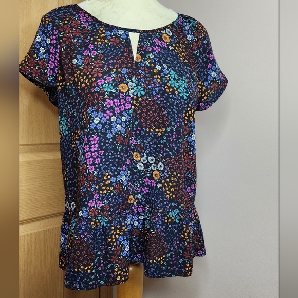 A.N.A (a new approach) Ruffle Hem Short Sleeve Floral Blouse - Picture 12 of 12